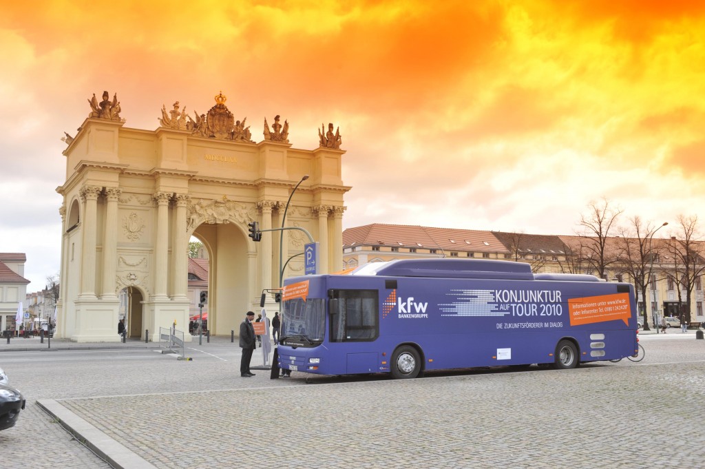 Konjunktur_auf_Tour_2010_-_Potsdam_03 So schön steht der KfW-Bus in Stuttgart bestimmt nicht. Wer bauen oder sanierren will, sollte sich dennoch die Zeit nehmen, um sich zu informieren. (Foto Bildarchiv KfW)