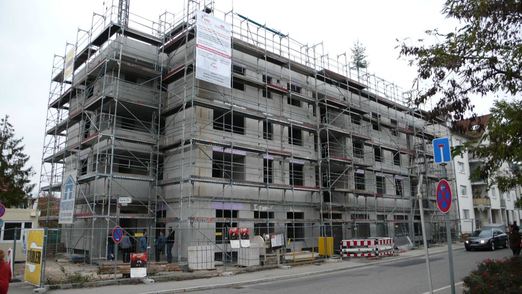 BBG Richtfest Talstraße 04.11.2010 Blick von der Talstraße auf die Front des Neubaus, die entlang der Kurzen Straße verläuft.