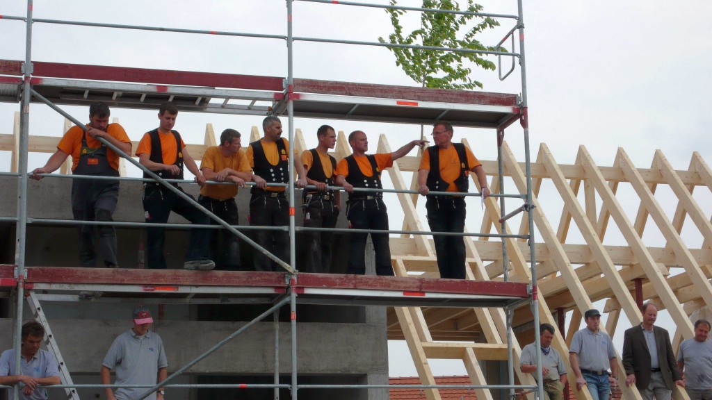 Altdorf Spatenstich 02.05.2011_First Die Teams von Luginsland von FF Hochbau kurz vor dem Richtspruch (Foto Matthias Hoffmann)